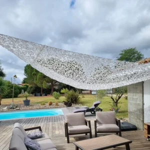 Wit driehoekig camouflagenet