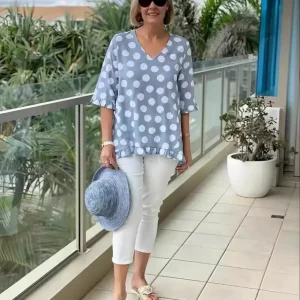 ZAFYRA – Luchtige V-hals top met artistieke print en flatterende pasvorm