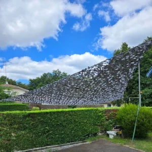 Grijs driehoekig camouflagenet